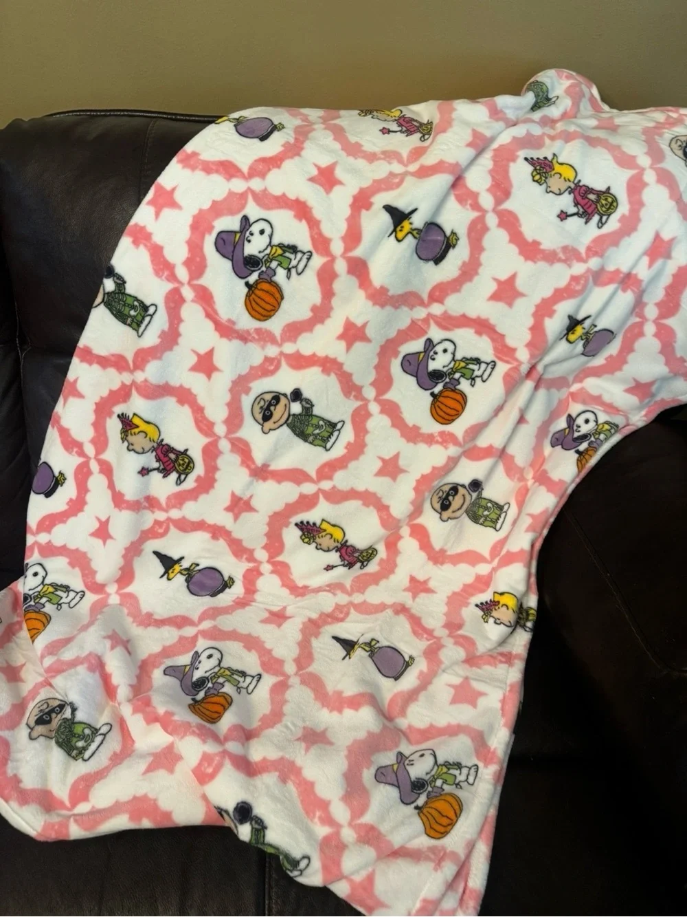 Peanuts pink and white Halloween throw blanket